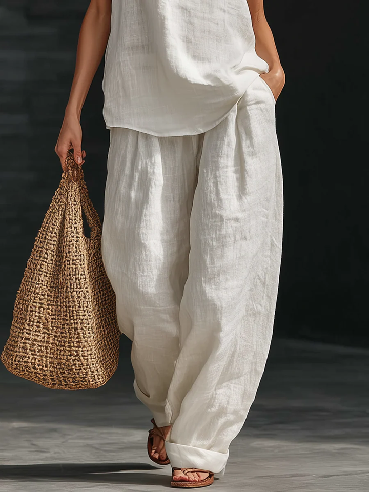 Costume en lin avec décolleté en V et pantalons fluides