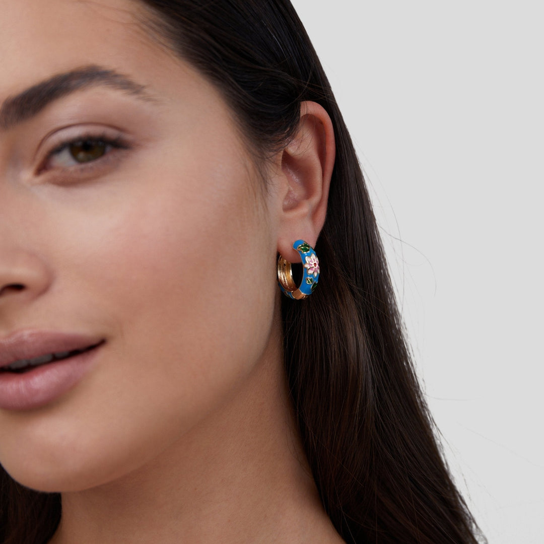 DELACROIX | BOUCLES D’OREILLES EN CERCLE DORÉ AVEC FLEUR