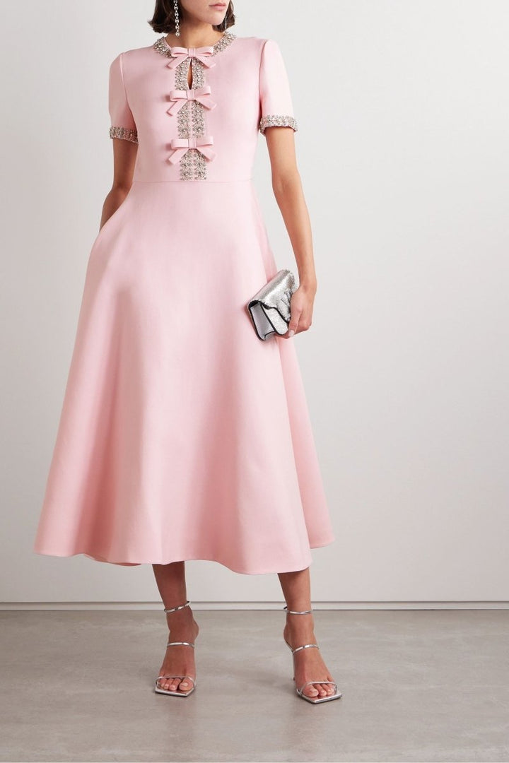 Aria™ | Robe avec embellissement en cristal et détail de nœud